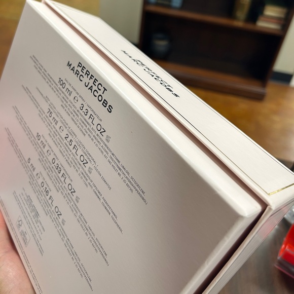 Marc Jacobs Perfect Box Set w only 3.3 Oz bottle - Picture 2 of 5